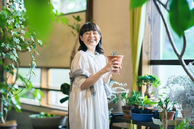 Uma jovem olhando para as plantas com um sorriso