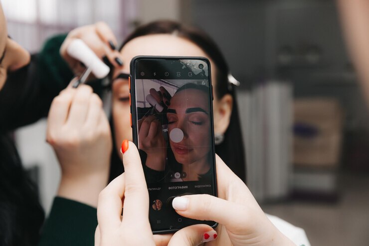 Foto uma jovem passa por um procedimento de correção de sobrancelha em um salão de beleza, a garota pinta as sobrancelhas no salão
