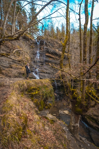 Uma jovem perto de uma cachoeira