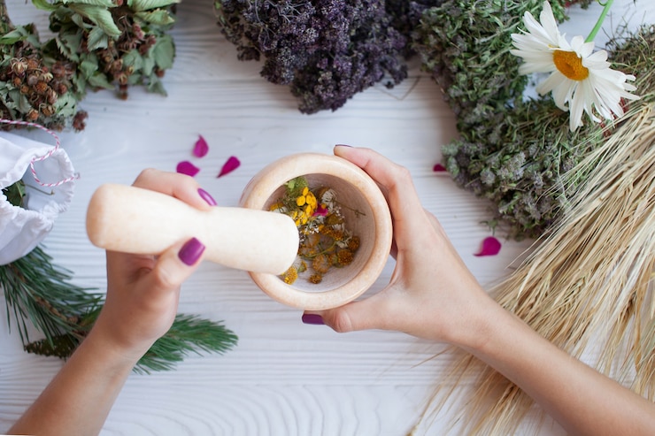 Foto uma jovem preparando um medicamento ayurvédico da maneira tradicional.