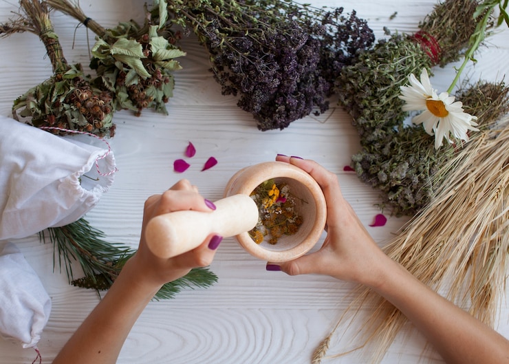Foto uma jovem preparando um medicamento ayurvédico da maneira tradicional.