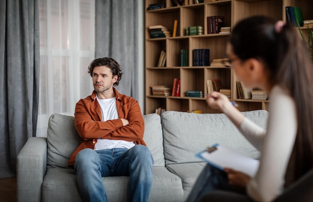 Uma jovem psicóloga europeia fala com um paciente insatisfeito ignorando o conselho do médico