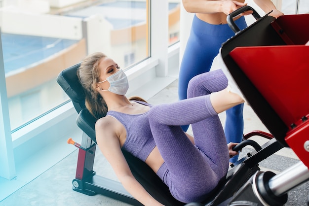 Uma jovem realiza exercícios no ginásio.