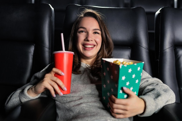 Uma jovem rindo em um cinema Entretenimento e lazer