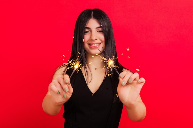 Uma jovem sorridente com estrelinhas em um fundo vermelho Conceito de férias