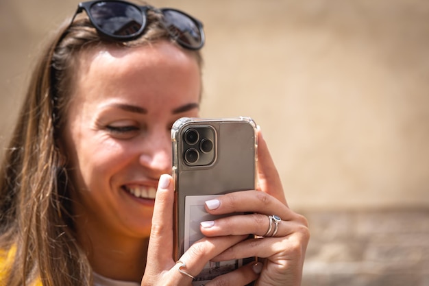 Uma jovem tira uma foto em um smartphone closeup