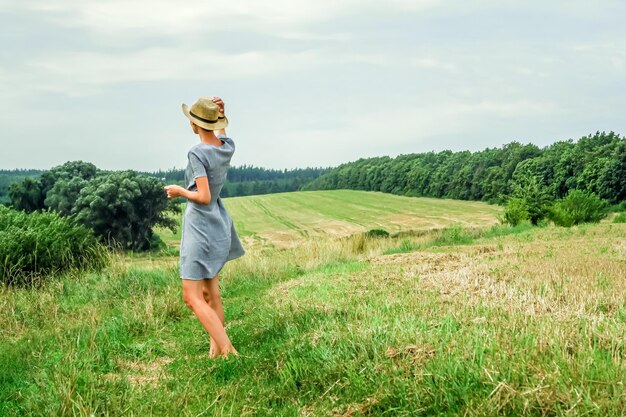 uma jovem ucraniana caminha em um campo de trigo ceifado. agroindústria, colheita, cultivo de trigo