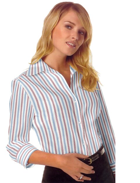 Uma jovem vestindo uma linda camisa texturizada