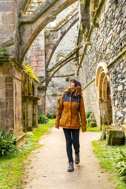 Foto uma jovem visitando os jardins dentro da abbaye de beauport na vila de paimpol, departamento de cãƒâ´tes-d'armor, bretanha francesa. frança