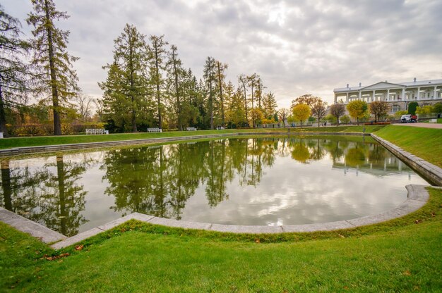 Uma lagoa no parque com um prédio ao fundo