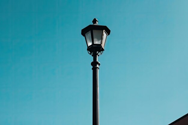 Uma lâmpada de rua contra um céu azul