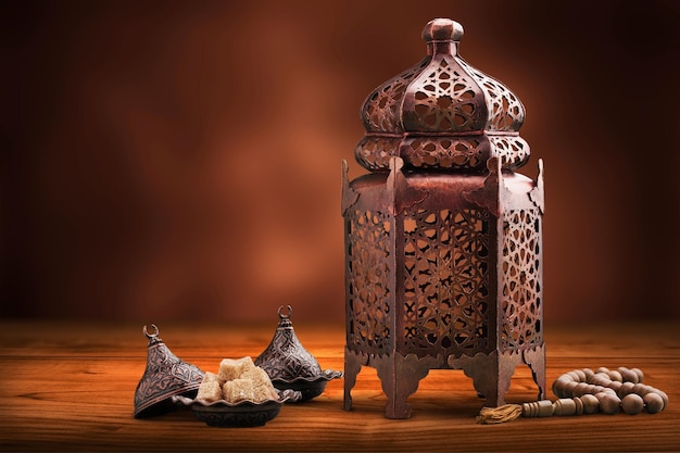Uma lâmpada dourada do Ramadã com rosário islâmico