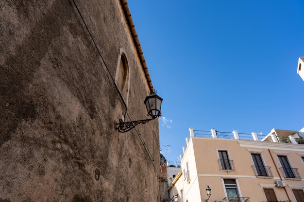 Uma lâmpada está pendurada de um edifício