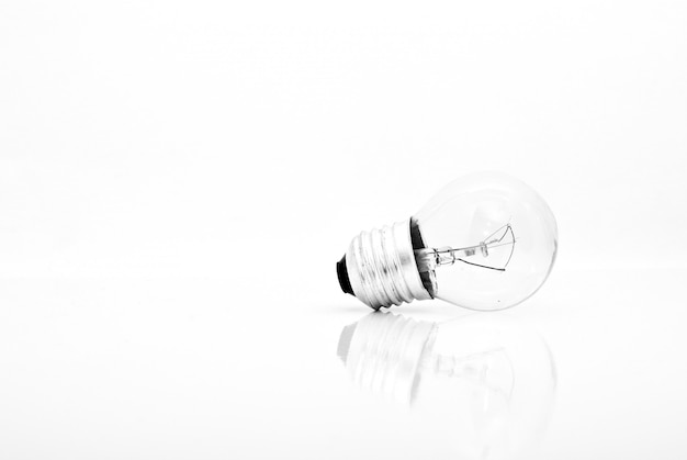 Foto uma lâmpada isolada
