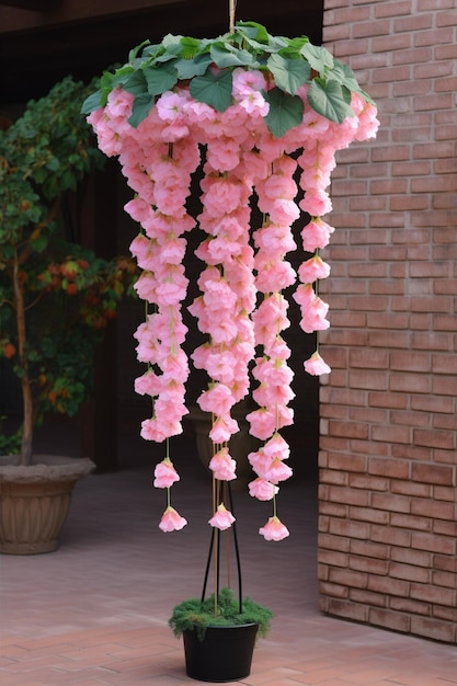 Uma lanterna pendurada rosa com um ramo de flores