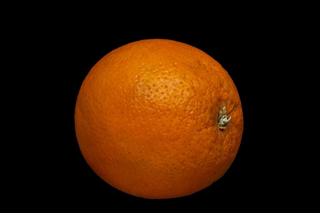 Uma laranja madura em fundo preto