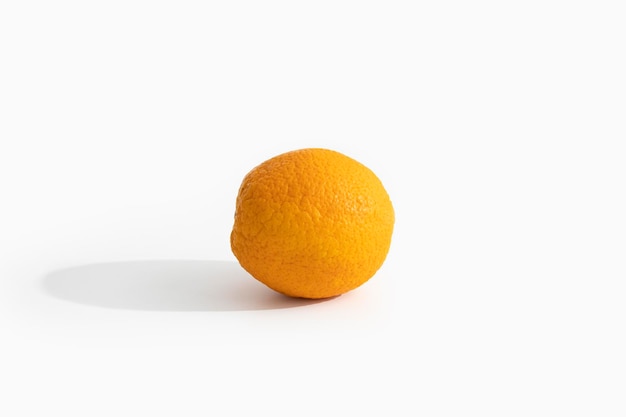Uma laranja madura está sobre um fundo branco Vista lateral