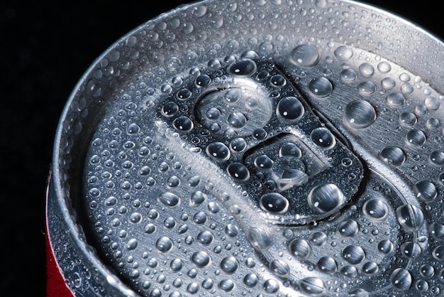 Uma lata de refrigerante contém gotas de água.