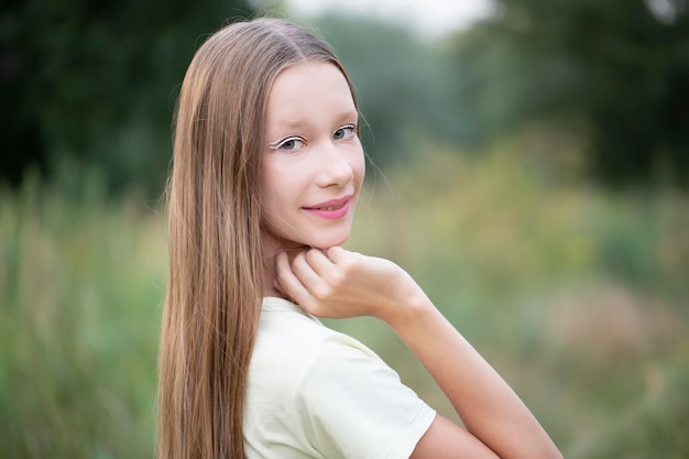 Uma linda adolescente com olhares de cabelo comprido e sorrisos