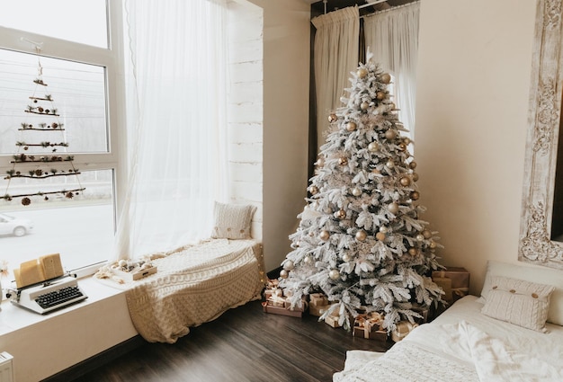 Uma linda árvore de Natal em uma sala de estar decorada com uma cama Interior festivoNatal