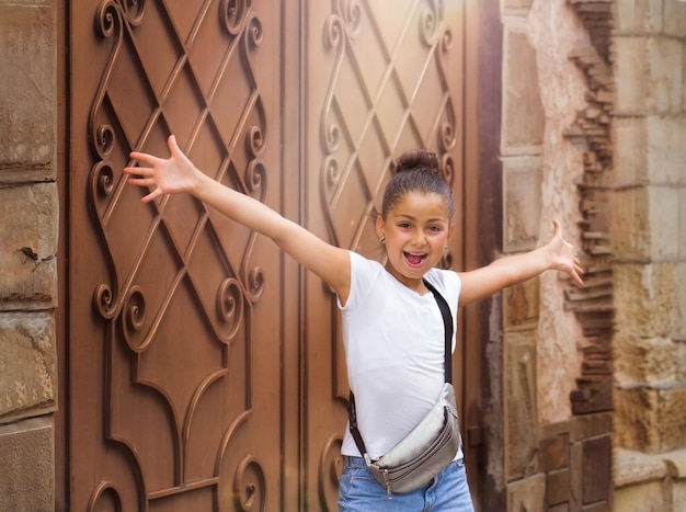 Uma linda e doce menina de 10 anos de nacionalidade armênia caucasiana em uma camiseta branca e jeans