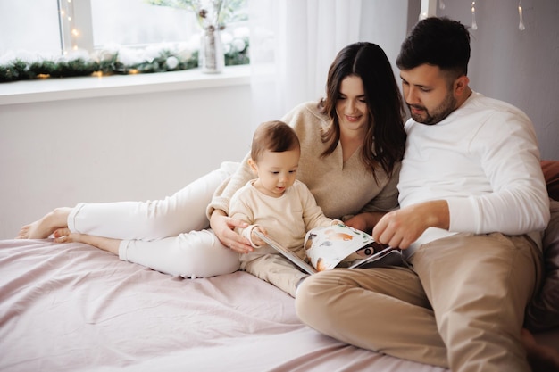 uma linda família na cama lendo um livro