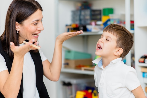 Uma linda fonoaudióloga trata o menino e ensina-lhe a pronúncia correta e um discurso competente.