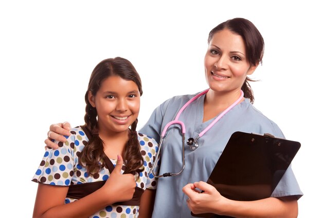 Foto uma linda garota hispânica e uma médica isoladas