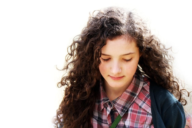 Uma linda jovem adolescente feliz no parque