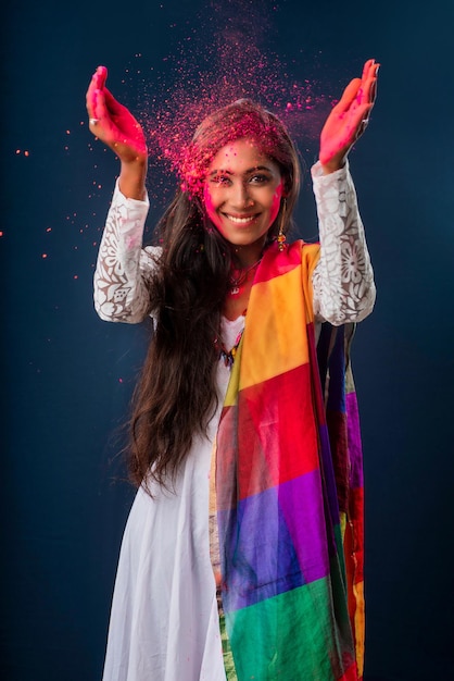 Uma linda jovem brinca com cores por ocasião do Holi O conceito para o festival indiano Holi