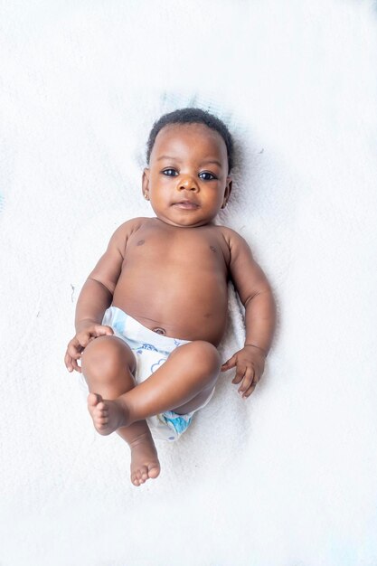 Foto uma linda menina afro-americana de três meses.