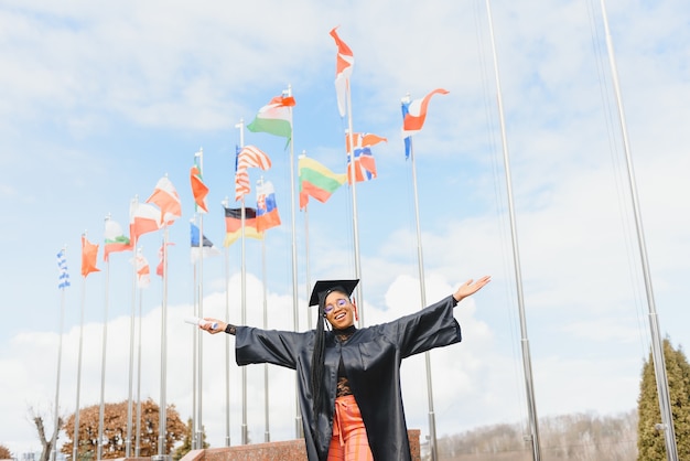 Uma linda mulher afro-americana graduada