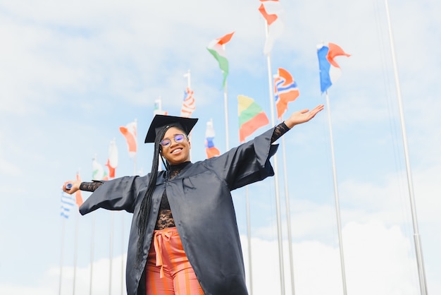 Uma linda mulher afro-americana graduada