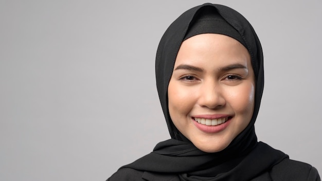 Uma linda mulher de negócios com retrato de hijab em fundo branco