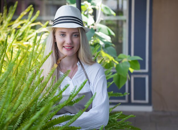 Uma linda mulher ficou feliz em frente ao proprietário da empresa de floricultura e stratup