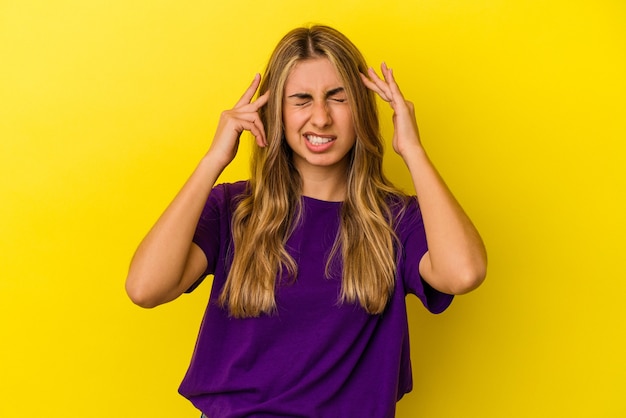 Uma linda mulher posando sobre fundo amarelo