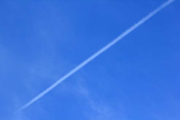 Uma linha reta de nuvens com o céu.