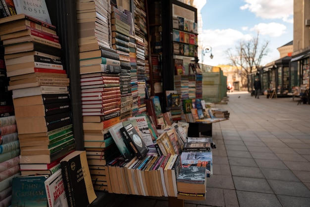 Uma livraria com muitos livros