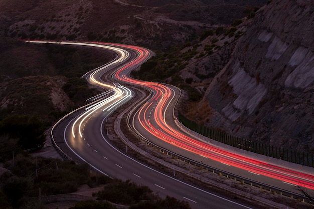 Uma longa exposição da rodovia A7 na Costa Blanca logo após o pôr do sol província de Alicante Espanha