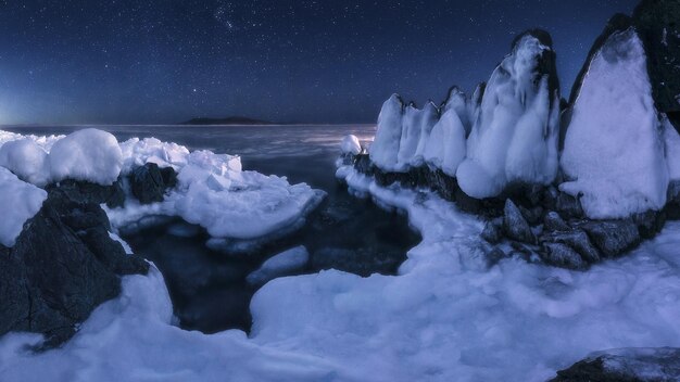 Foto uma longa exposição de icebergs no oceano à noite