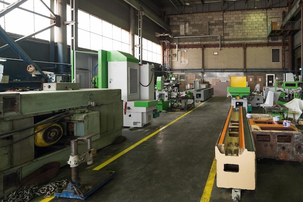 Uma longa loja de uma fábrica para a produção de máquinas metalúrgicas
