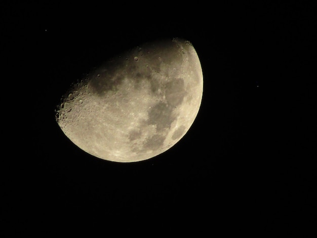 Foto uma lua é visível no céu