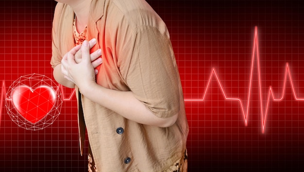 Uma lupa em forma de coração de uma mulher segurando sua mão em seu peito está tendo um ataque cardíaco