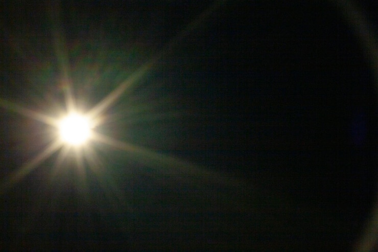 Foto uma luz brilhante está brilhando através de um céu escuro