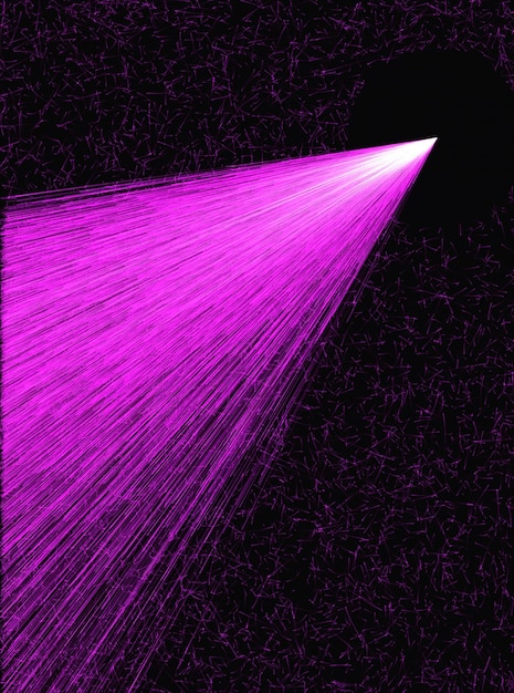 Uma luz roxa está brilhando em um fundo preto com uma luz branca saindo dela.