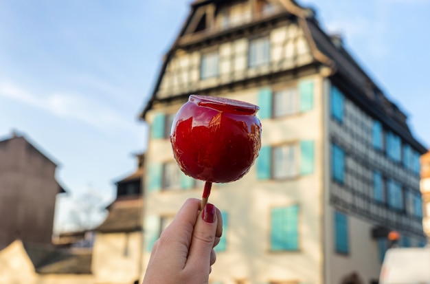 Uma maçã de Natal em uma vara no esmalte de caramelo