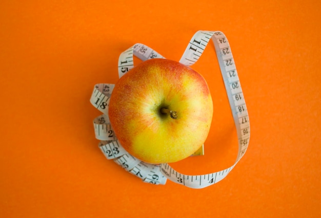 Uma maçã e uma fita de centímetro