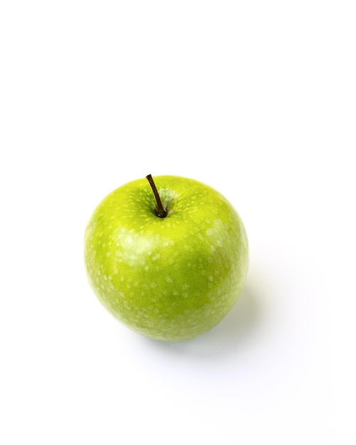 Uma maçã verde com um fundo branco Isolar