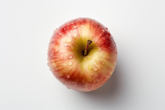 Uma maçã vermelha com gotas de água nela.