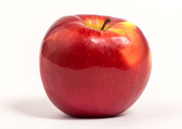 Uma maçã vermelha sobre um fundo branco